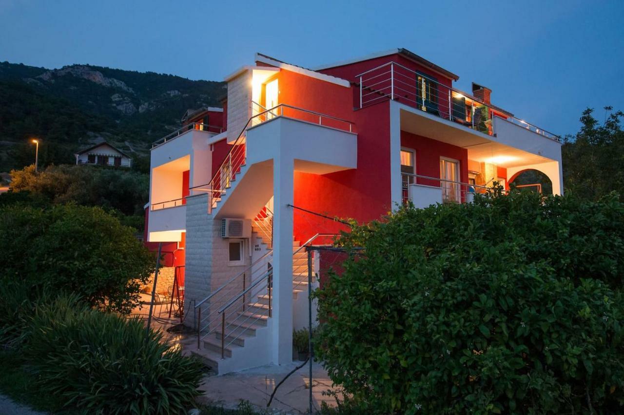Black And White Chill Out Komiza Exterior photo